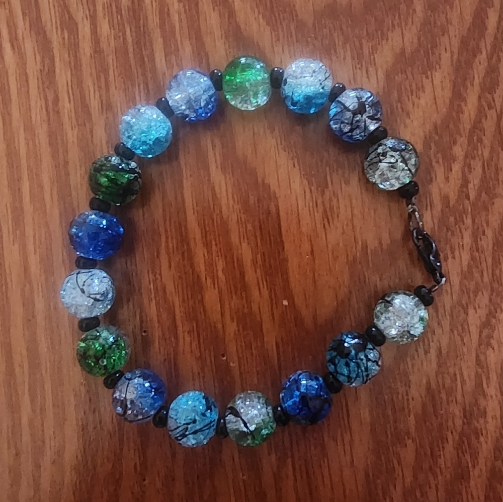 Elegant Blue and Green Beaded Bracelet with Glossy Finish - Picture 4 of 10